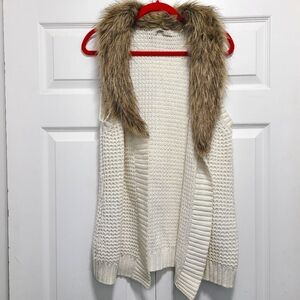 Old Navy Cream Sweater with Faux Fur Collar Sz Large No Belt‎